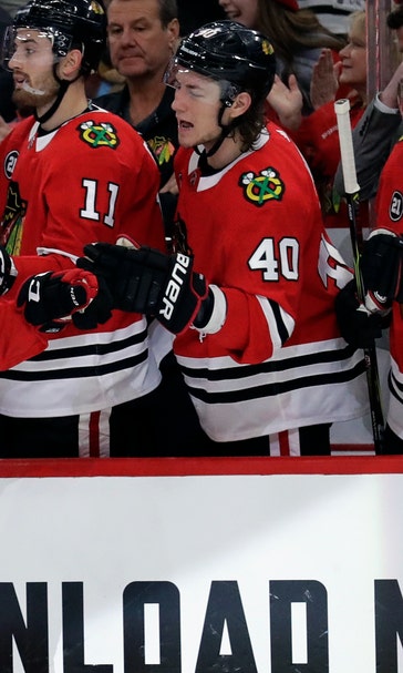 Blackhawks beat Red Wings 5-2 for 7th straight win